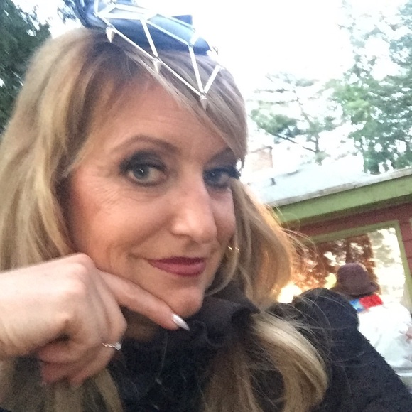 Meet your Posher, Lisa - Picture 2 of 2